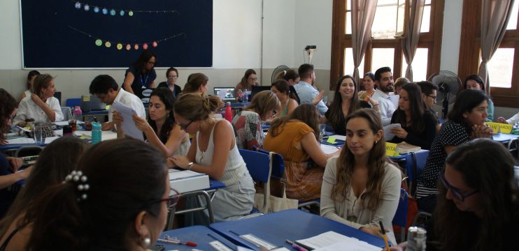 Docentes en un salón de clases durante una capacitación por parte de Aptus