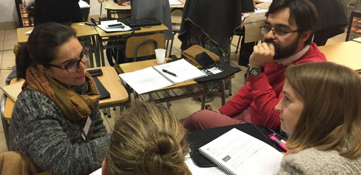 Docentes en un salón de clases durante una capacitación escolar