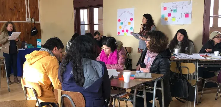 Docentes reunidos para recibir un curso por parte de Aptus