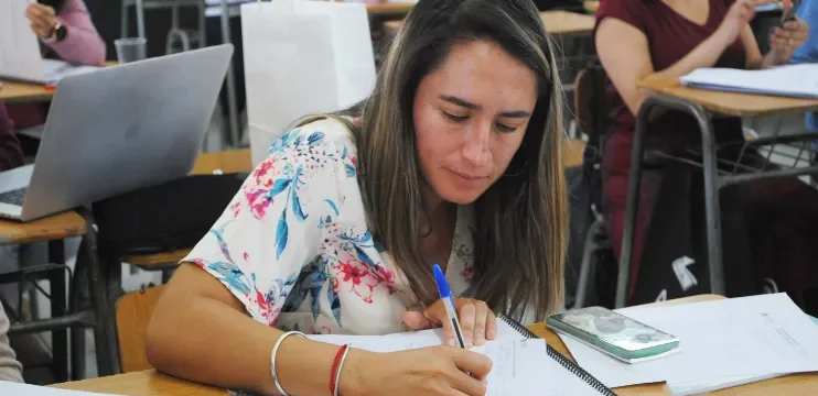 Docente concentrada realiza su prueba para el curso