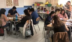 Varios docentes reunidos en un salón de clases y estudian algún curso o prueba