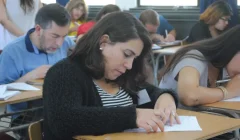 Maestra concentrada realizando una prueba o capacitación