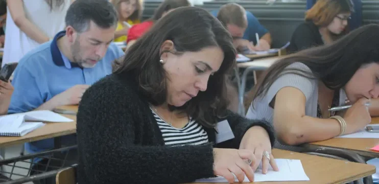 Maestra concentrada realizando una prueba o capacitación