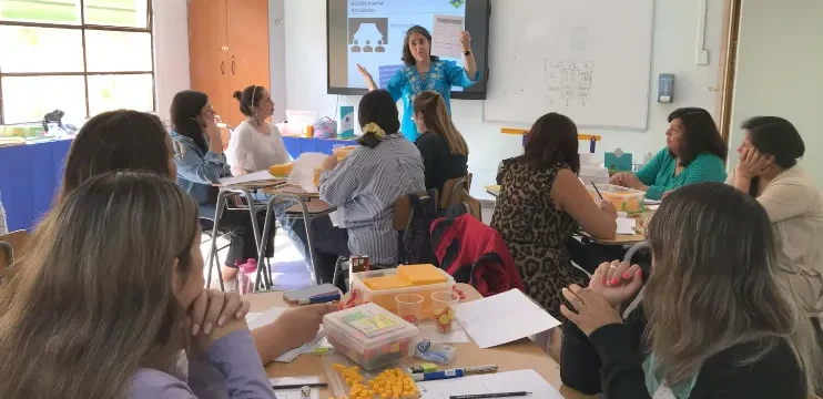 Docentes recibiendo todo lo relacionado con el curso de Aptus