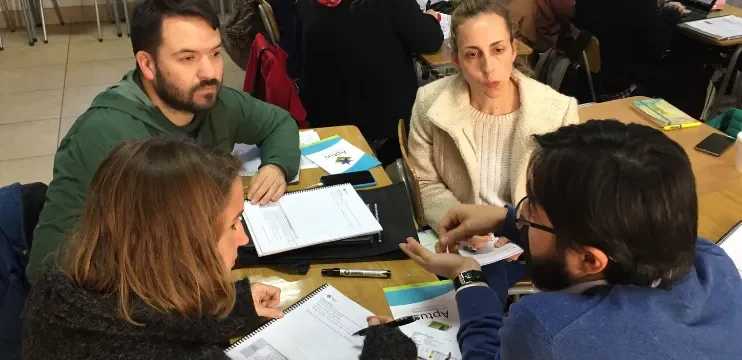 grupo de docentes en trabajo conjunto en el curso de capacitación