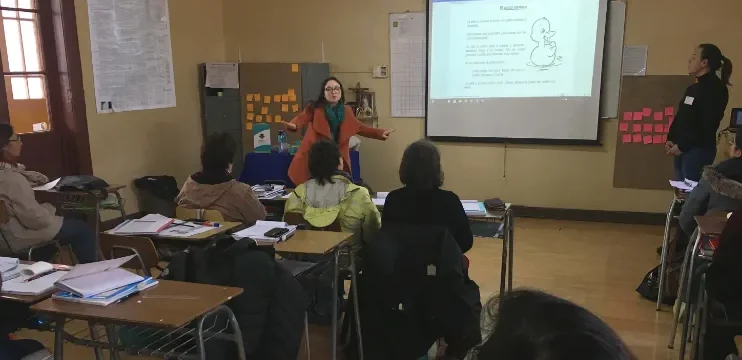 Docentes en un salón de clases durante una capacitación escolar