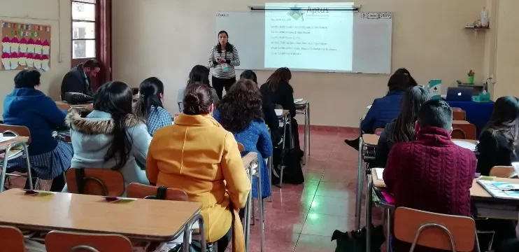 grupo de docentes participando en el curso de técnicas para aumentar la participación y el pensamiento en el aula