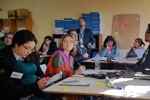 Docentes durante una capacitación o curso por parte de Aptus