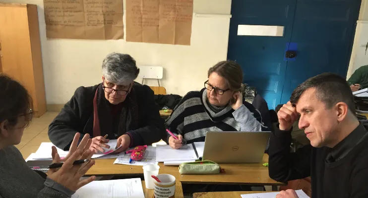 Docentes reunidos estudiando en el diplomado para líderes instruccionales