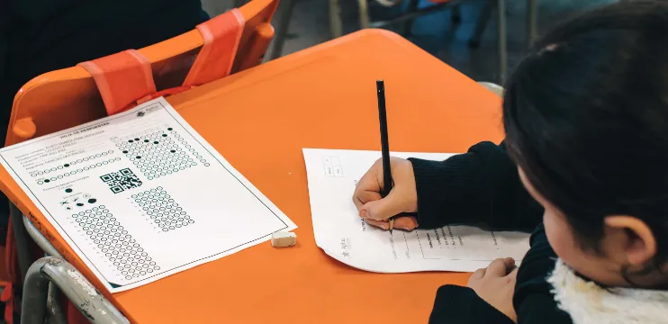 Estudiante toma una prueba de diagnóstico para cuarto básico