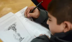 estudiante tomando una prueba de nivel segundo semestre 2023 para niveles básicos