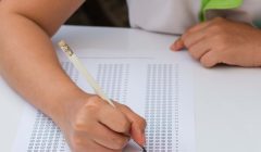 Mano de un niño escribiendo sobre una hoja