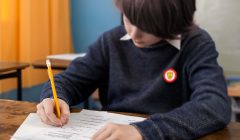 Niño escribiendo en una hoja