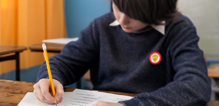 Niño escribiendo en una hoja