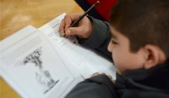 Niño haciendo una tarea en un libro