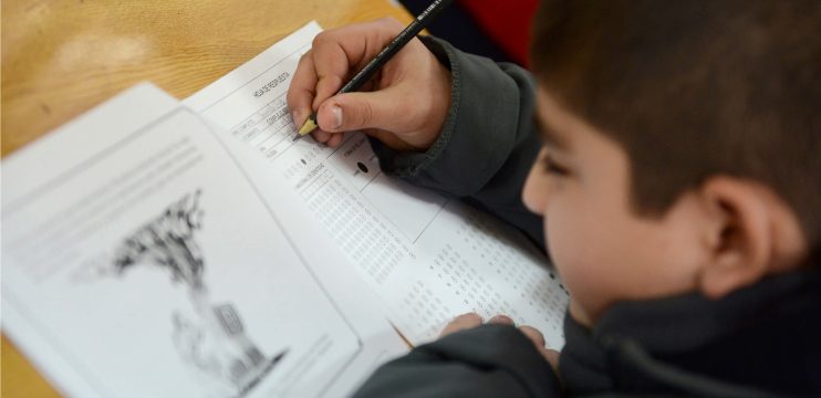 Niño haciendo una tarea en un libro