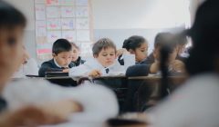 Niños en un aula de clases