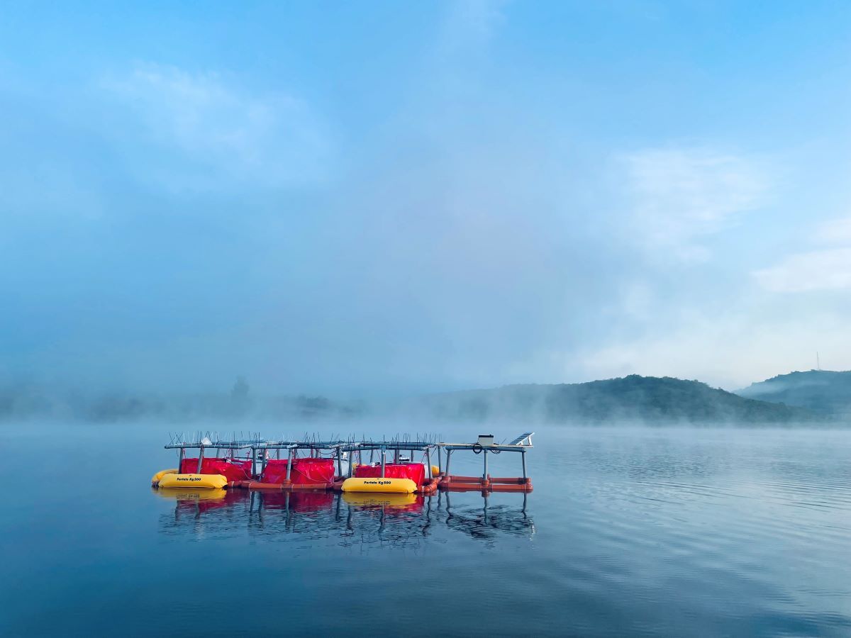 Mobile lightweight mesocosm system setup for pelagic mesocosms. In total 6 mesocosms, where 3 are covered with red foil. Yellow floaters can hold 500kg each and prevent higher waves.