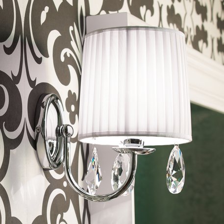 Raffaello wandlamp met witte stoffen kap en kristal pegels