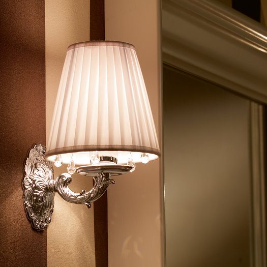 Sharm wall lamp with white fabric shade and cristal charms