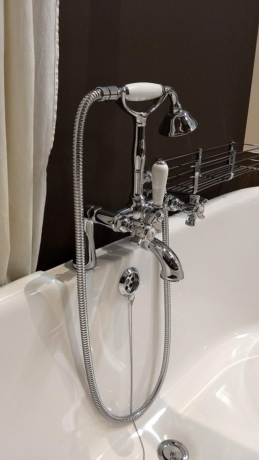 Bath & shower faucet with retro knobs