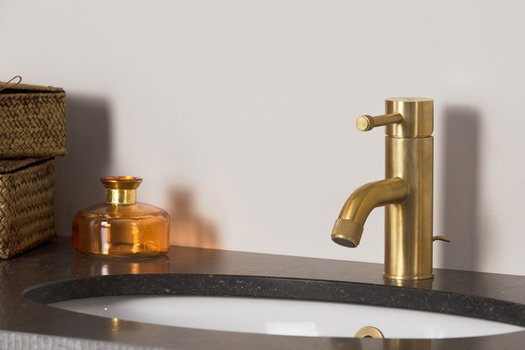 Modern sink faucet for the contemporary bathroom