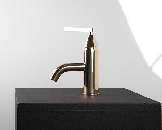 Contemporary sink tap available in different finishes