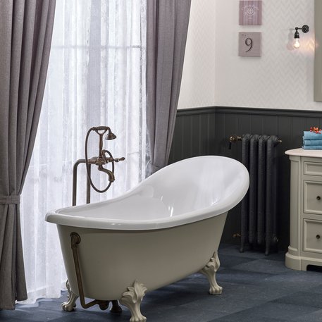 Bathtub on feet for the country bathroom