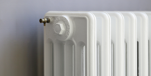 Elegante retro gietijzeren radiator voor het klassieke huis