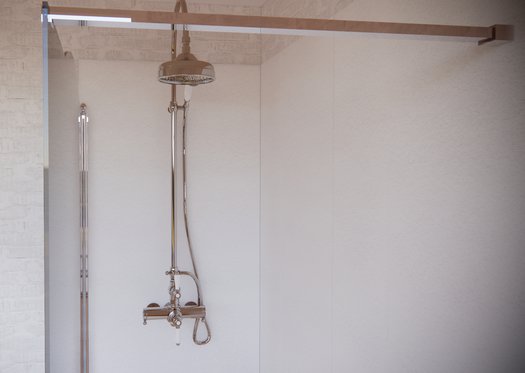 Thermostatic shower ensemble for the classic bathroom