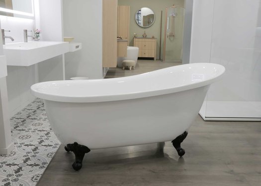 Roll-top bath for the cottage bathroom