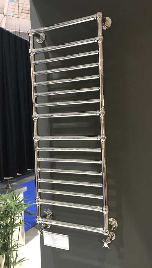 Cottage towel rail in brass