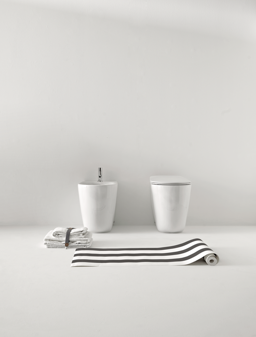 Wand wc en bidet in een design badkamer
