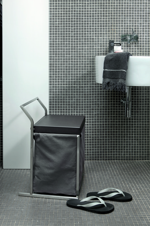 Assise avec panier à linge pour salle de bains contemporaine