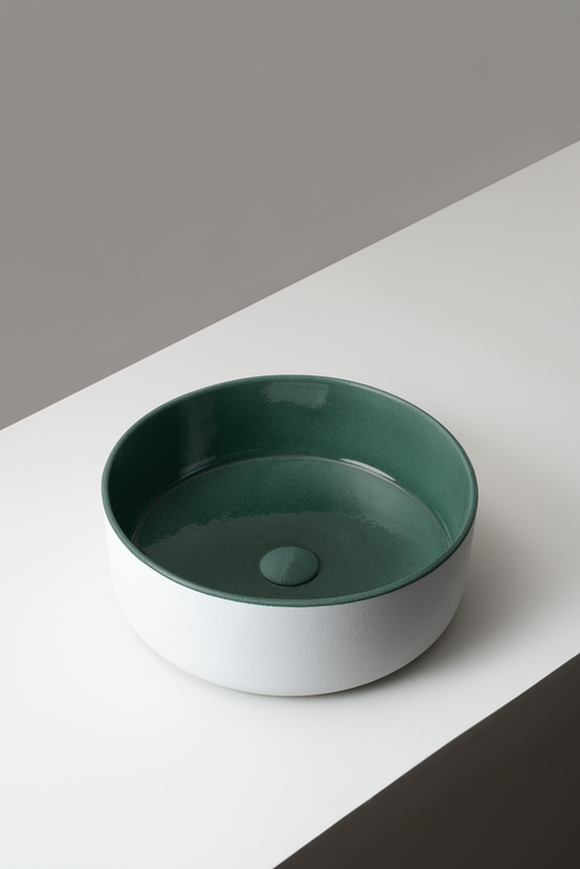 Ambachtelijke vrijstaande lavabo in materic wit en smaragdgroen