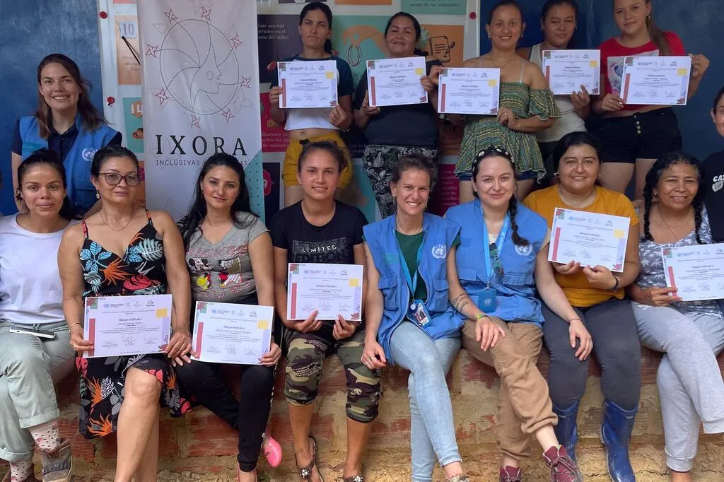 총 대신 바늘을 든 여성들, 콜롬비아 패션계에 평화를 수놓다