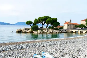7-nocny wypoczynek all inclusive na wyspie Hvar z wliczonym lotem: analiza organizacji podróży i zakresu świadczeń