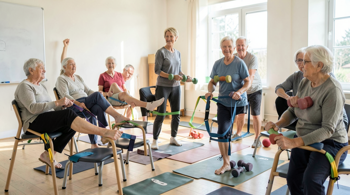 Yoga og fitness klasser for seniorer over 60: En neutral guide til indhold, niveau og sikkerhed
