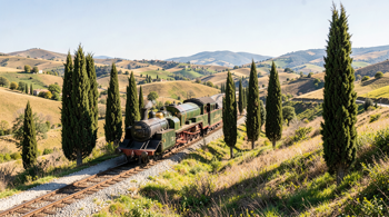 Tour in treno attraverso le colline della Toscana: analisi delle rotte storiche e del turismo lento