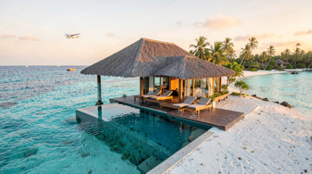 Pacchetti vacanza alle Maldive con volo diretto e alloggio di lusso: analisi dei collegamenti, dei resort e dei costi