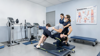 Best physical therapy clinics for knee rehab: An evidence-informed comparison