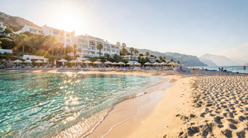 7denní dovolená na pláži na Krétě s letenkami, pobytem v all-inclusive resortu a stravou: Analýza možností a praktický průvodce