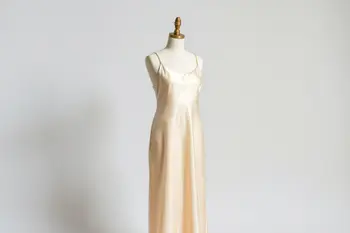 Silk slip dresses for summer weddings: A technical guide to fabric, fit, and seasonal wearability