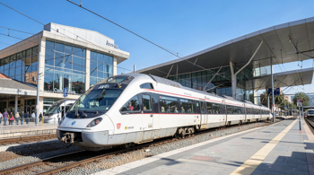 Análisis y planificación de mercado: Viaje de 5 días a Sevilla con tren y hotel incluidos en 2026