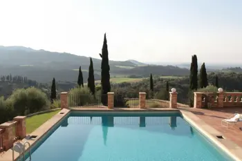 Villa con piscina privata sulle colline toscane per 7 notti: analisi e criteri di scelta
