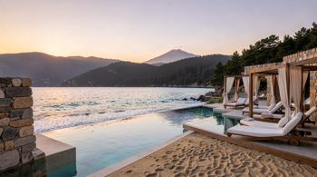 Akdeniz Kıyısında Yetişkinlere Özel Plaj Tatil Seçenekleri: Modern Turizm Sektöründe Konsept Analizi ve Bölgesel İnceleme