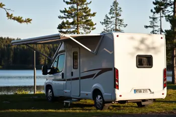 Liten husbil med dusch och toalett - perfekt för svenska road trips: en analytisk köpguide