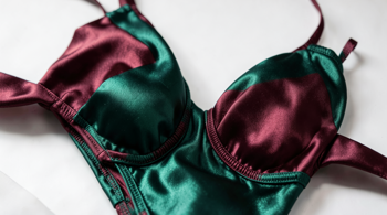 Lingerie satinée : les styles de 2026 et l'évolution des tendances intimes