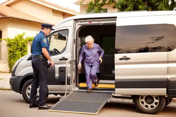 Transporte porta a porta para idosos: consultas médicas e passeios