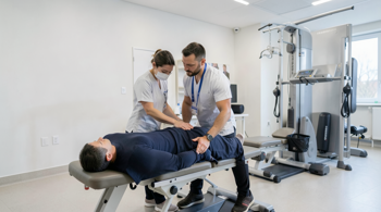 Náklady na konzultaci fyzioterapeuta v roce 2026: cenové úrovně jednotlivých sezení a co je v nich obsaženo